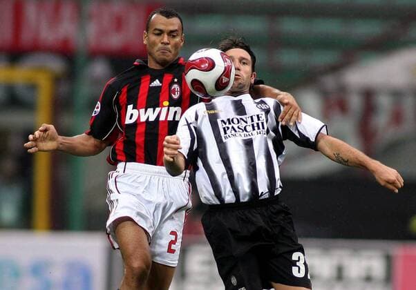 Cafu (Milan, li.) gegen Vincent Candela (Siena) -  Fußball Herren Serie A 2006 2007, 1. Italienische Liga, AC Mailand - AC Siena 0:0 Gruppe Mailand Fußball Herren Serie A 2006 2007, 1. Italienische Liga, AC Mailand - AC Siena 0:0 Gruppe Mailand