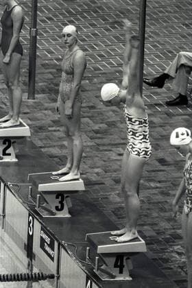 Kornelia Ender (DDR, re.) trifft letzte Vorbereitungen auf ihrem Startblock Schwimmen OS Sommer Damen Olympische Spiele 1976, Sommerspiele, 100m, 100 m, Meter Gruppe Aufnahmedatum geschätzt Montreal Schwimmen OS Sommer Damen Olympische Spiele 1976, Sommerspiele, 100m, 100 m, Meter Gruppe Aufnahmedatum geschätzt Montreal