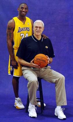 Headcoach Phil Jackson und Kobe Bryant (beide Los Angeles Lakers) - (LAP2006100201) Basketball Herren NBA 2006 2007, Shooting, Fotoshooting, Fototermin, Fotostudio, Studioaufnahme, Los Angeles Lakers Gruppe Los Angeles, L.A., LA Basketball Herren NBA 2006 2007, Shooting, Fotoshooting, Fototermin, Fotostudio, Studioaufnahme, Los Angeles Lakers Gruppe Los Angeles, L.A., LA