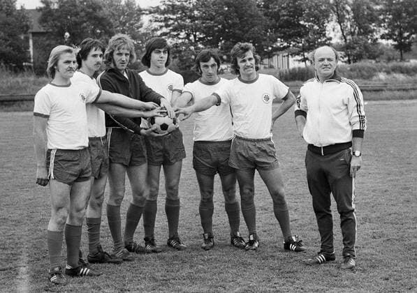 Fußball, Trainerhistorie, Rot-Weiß Oberhausen Trainer Alfred Preißler (re.) mit seinen Neuzugängen, v.li.: Erwin Königsmann, Dirk Heun, Torwart Hans Jürgen van de Sand, Willi Quasten, Helmut Thissen und Walter Krause (alle Rot Weiß Oberhausen) Fußball 2. BL Herren Saison 1974 1975, Nord, Rot Weiss Oberhausen, RW, RWO Gruppe Oberhausen Fußball 2. BL Herren Saison 1974 1975, Nord, Rot Weiss Oberhausen, RW, RWO Gruppe Oberhausen