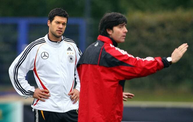 Michael Ballack lauscht Bundestrainer Joachim Löw (beide Deutschland) Fußball Herren Nationalteam 2006, Training Gruppe Berlin Fußball Herren Nationalteam 2006, Training Gruppe Berlin