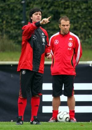 Bundestrainer Joachim Löw (li.) gibt Anweisungen, dahinter: Co Trainer Hans Dieter Flick (beide Deutschland) Fußball Herren Nationalteam 2006, Training Gruppe Berlin Fußball Herren Nationalteam 2006, Training Gruppe Berlin