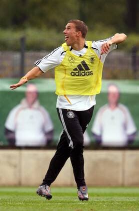 Lukas Podolski (Deutschland) schaut sich um Fußball Herren Nationalteam 2006, Training Einzelbild Berlin Dynamik, Fußball Herren Nationalteam 2006, Training Einzelbild Berlin Dynamik,