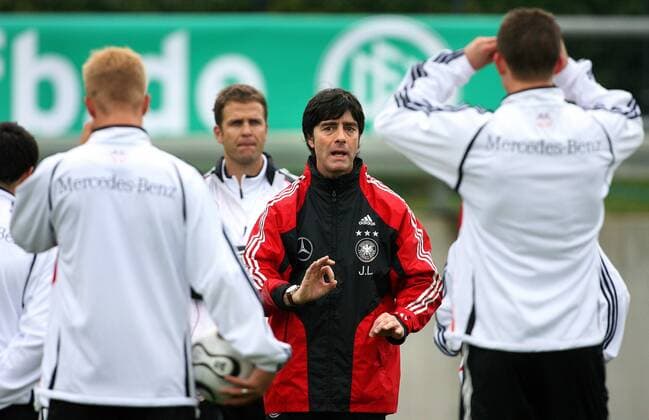 Bundestrainer Joachim Löw (Mitte) gibt seinen Spielern Anweisungen, dahinter: Teammanager Bierhoff (beide Deutschland) Fußball Herren Nationalteam 2006, Training Gruppe Berlin Fußball Herren Nationalteam 2006, Training Gruppe Berlin