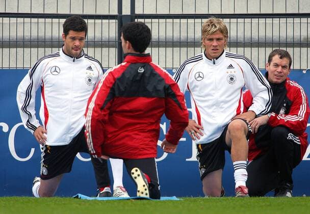Michael Ballack (li.) und Clemens Fritz (2. v. re.) stretchen sich mit den Fitnesstrainern Oliver Schmidtlein (re., alle Deutschland) und Shad Forsythe (USA Athlete Performance) Fußball Herren Nationalteam 2006, Training Gruppe Berlin Fußball Herren Nationalteam 2006, Training Gruppe Berlin