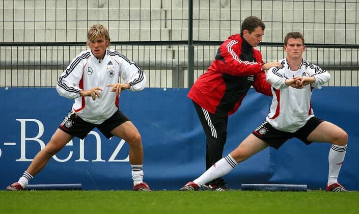 Alexander Madlung (re.) und Clemens Fritz (li.) dehnen sich mit Fitnesstrainer Oliver Schmidtlein (alle Deutschland) Fußball Herren Nationalteam 2006, Training Gruppe Berlin Fußball Herren Nationalteam 2006, Training Gruppe Berlin