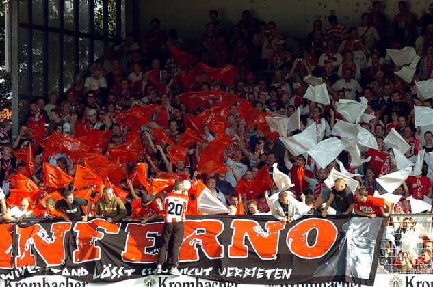 Einheizer sorgt bei den Cottbuser Fans der Fangruppe Inferno für Stimmung Fußball 1. BL Herren Saison 2006 2007, FC Energie Cottbus, Fanfahnen Totale Bielefeld Fußball 1. BL Herren Saison 2006 2007, FC Energie Cottbus, Fanfahnen Totale Bielefeld