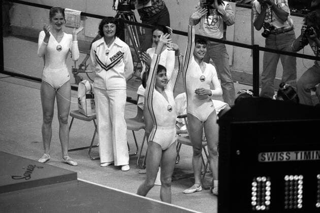 Nadia Comaneci (Rumänien, 2.v.re.) - Olympiasiegerin am Stufenbarren Turnen OS Sommer Damen Olympische Spiele 1976, Sommerspiele, Geräteturnen, Kunstturnen Gruppe Montreal Freude, Turnen OS Sommer Damen Olympische Spiele 1976, Sommerspiele, Geräteturnen, Kunstturnen Gruppe Montreal Freude,