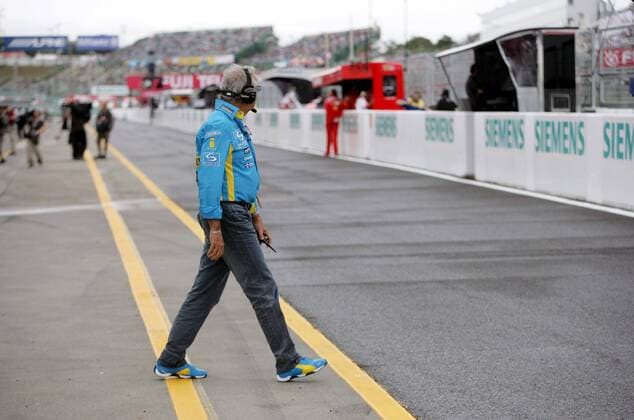 Teamchef Flavio Briatore (Italien Renault) Motorsport Grand Prix Herren Großer Preis von Japan 2006, Formel 1 Weltmeisterschaft, F1, F, GP, WM, Freies Training Totale Suzuka Motorsport Grand Prix Herren Großer Preis von Japan 2006, Formel 1 Weltmeisterschaft, F1, F, GP, WM, Freies Training Totale Suzuka