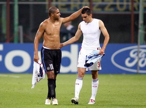 Lucio (Bayern, re.) tröstet seine Landsmann Adriano (Inter) -  Fußball EC 1 Herren Champions League 2006 2007, FC Internazionale Mailand - FC Bayern München 0:2 Gruppe Mailand Harmonie Kameradschaft Fußball EC 1 Herren Champions League 2006 2007, FC Internazionale Mailand - FC Bayern München 0:2 Gruppe Mailand Harmonie Kameradschaft