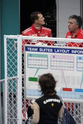Wie wird das Wetter? Michael Schumacher (Deutschland Ferrari) wirft einen nachdenklichen Blick gen Himmel Motorsport Grand Prix Herren Großer Preis von Japan 2006, Formel 1 Weltmeisterschaft, F1, F, GP, WM, Freies Training Totale Suzuka Skepsis, Nachdenklichkeit, Motorsport Grand Prix Herren Großer Preis von Japan 2006, Formel 1 Weltmeisterschaft, F1, F, GP, WM, Freies Training Totale Suzuka Skepsis, Nachdenklichkeit,