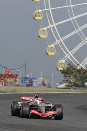Kimi Räikkönen (Finnland McLaren Mercedes) in seinem Boliden vor dem Riesenrad in Suzuka 2006 Motorsport Grand Prix Herren Großer Preis von Japan 2006, Formel 1 Weltmeisterschaft, F1, F, GP, WM, Freies Training Totale Suzuka Motorsport Grand Prix Herren Großer Preis von Japan 2006, Formel 1 Weltmeisterschaft, F1, F, GP, WM, Freies Training Totale Suzuka