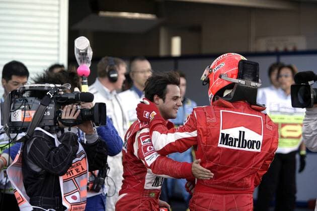 Felipe Massa Brasilien, Mitte) nimmt die Glückwünsche zur Pole Position von Teamkollege Michael Schumacher (Deutschland beide Ferrari) entgegen Motorsport Grand Prix Herren Großer Preis von Japan 2006, Formel 1 Weltmeisterschaft, F1, F, GP, WM, Qualifying Gruppe Protector Suzuka Freude, Motorsport Grand Prix Herren Großer Preis von Japan 2006, Formel 1 Weltmeisterschaft, F1, F, GP, WM, Qualifying Gruppe Protector Suzuka Freude,