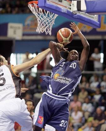 Jimmy McKinney (Frankfurt, re.) wird von Maksym Shtein (Ulm) gefoult Basketball 1. BL Herren BBL 2006 2007, Deutsche Bank Skyliners Frankfurt - Ratiopharm Ulm 73:72 Gruppe Frankfurt M. Dynamik, Kampf, Basketball 1. BL Herren BBL 2006 2007, Deutsche Bank Skyliners Frankfurt - Ratiopharm Ulm 73:72 Gruppe Frankfurt M. Dynamik, Kampf,