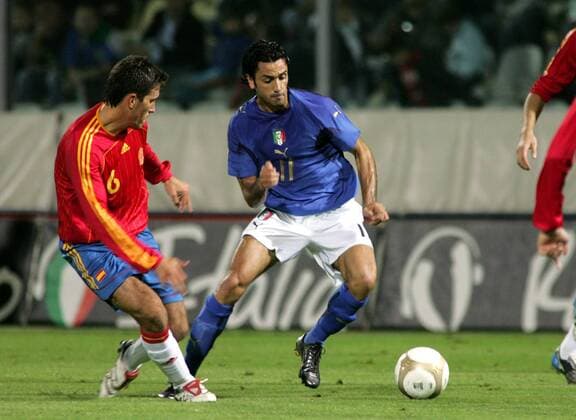Raffaele Palladino (Italien U21.re.) gegen Alberto Zapater (Spanien U21) - Fußball Länderspiel Herren U 21 EM Qualifikation 2006, Nationalteam, Nationaltrikot, Italien - Spanien 0:0 Gruppe Modena Fußball Länderspiel Herren U 21 EM Qualifikation 2006, Nationalteam, Nationaltrikot, Italien - Spanien 0:0 Gruppe Modena