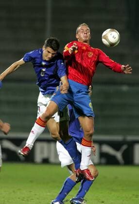 Kepa Blanco (Spanien U21, re.) gegen Marco Andreolli (Italien U21) - Fußball Länderspiel Herren U 21 EM Qualifikation 2006, Nationalteam, Nationaltrikot, Italien - Spanien 0:0 Gruppe Modena Dynamik, Kampf, Höhe, Fußball Länderspiel Herren U 21 EM Qualifikation 2006, Nationalteam, Nationaltrikot, Italien - Spanien 0:0 Gruppe Modena Dynamik, Kampf, Höhe,