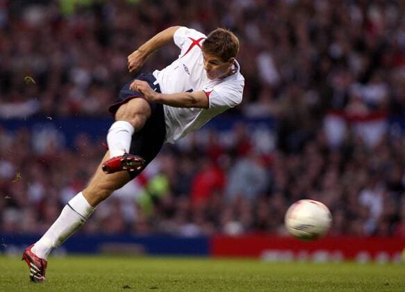 Steven Gerrard (England) zieht ab -  Fußball Länderspiel Herren EM Qualifikation 2006, Nationalteam, England Einzelbild Manchester Dynamik, Fußball Länderspiel Herren EM Qualifikation 2006, Nationalteam, England Einzelbild Manchester Dynamik,