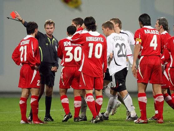 FIFA Schiedsrichter Gerald Lehner (2.v.li.) zeigt Lukas Podolski (Deutschland, 4.v.re.) die rote Karte und weist ihm den Weg nach draußen Fußball Länderspiel Herren Freundschaftsspiel 2006, Test, Testspiel, Nationalteam, Nationaltrikot, Deutschland - Georgien 2:0 Gruppe Länderspiel Rostock Fußball Länderspiel Herren Freundschaftsspiel 2006, Test, Testspiel, Nationalteam, Nationaltrikot, Deutschland - Georgien 2:0 Gruppe Länderspiel Rostock