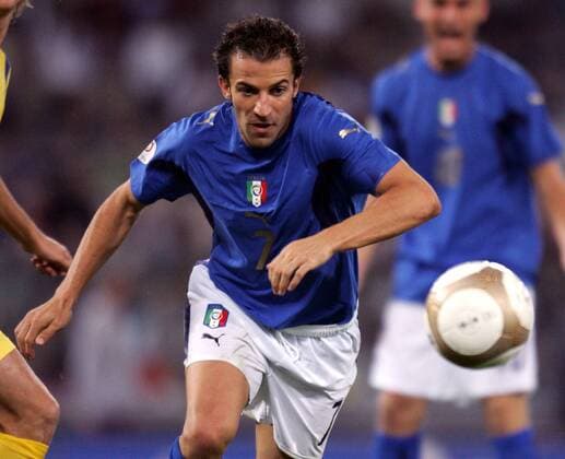 Alessandro del Piero (Italien) fixiert den Ball -  Fußball Länderspiel Herren EM Qualifikation 2006, Nationalmannschaft, Nationaltrikot Einzelbild Rom Dynamik, Fußball Länderspiel Herren EM Qualifikation 2006, Nationalmannschaft, Nationaltrikot Einzelbild Rom Dynamik,