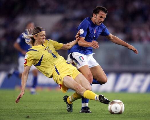 Anatoliy Tymoschuk (Ukraine, li.) gegen Alessandro del Piero (Italien) - Fußball Länderspiel Herren EM Qualifikation 2006, Nationalmannschaft, Nationaltrikot, Italien - Ukraine 2:0 Gruppe Rom Dynamik, Kampf, Fußball Länderspiel Herren EM Qualifikation 2006, Nationalmannschaft, Nationaltrikot, Italien - Ukraine 2:0 Gruppe Rom Dynamik, Kampf,