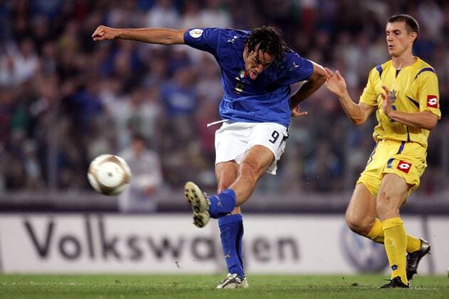 Luca Toni (Italien, li.) zieht ab, daneben Andriy Nesmachniy (Ukraine) - Fußball Länderspiel Herren EM Qualifikation 2006, Nationalmannschaft, Nationaltrikot, Italien - Ukraine 2:0 Gruppe Bandenwerbung, Werbebande, Bande, Volkswagen, VW Rom Dynamik, Fußball Länderspiel Herren EM Qualifikation 2006, Nationalmannschaft, Nationaltrikot, Italien - Ukraine 2:0 Gruppe Bandenwerbung, Werbebande, Bande, Volkswagen, VW Rom Dynamik,
