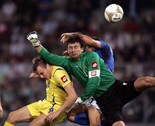 Torwart Oleksandr Shovkovskiy und Oleg Gusev (beide Ukraine) im Luftkampf - Fußball Länderspiel Herren EM Qualifikation 2006, Nationalmannschaft, Nationaltrikot, Italien - Ukraine 2:0, Husyew, Husjew Gruppe Gusiev, Gusjev, Gusyev, Gusew, Gusiew Rom, Gusjew, Gusyew, Husev, Husiev, Husiew Dynamik, Kampf, Fußball Länderspiel Herren EM Qualifikation 2006, Nationalmannschaft, Nationaltrikot, Italien - Ukraine 2:0, Husyew, Husjew Gruppe Gusiev, Gusjev, Gusyev, Gusew, Gusiew Rom, Gusjew, Gusyew, Husev, Husiev, Husiew Dynamik, Kampf,