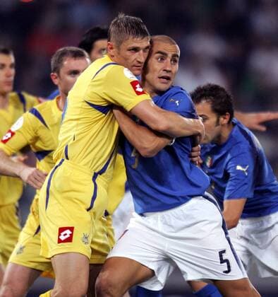 Vladimir Yezerskiy (Ukraine, li.) gegen Fabio Cannavaro (Italien) - Fußball Länderspiel Herren EM Qualifikation 2006, Nationalmannschaft, Nationaltrikot, Italien - Ukraine 2:0 Gruppe Rom Dynamik, Kampf, Fußball Länderspiel Herren EM Qualifikation 2006, Nationalmannschaft, Nationaltrikot, Italien - Ukraine 2:0 Gruppe Rom Dynamik, Kampf,