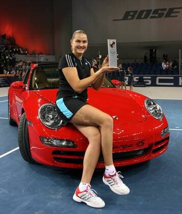 Nadia Petrova (Rußland), Siegerin beim Porsche Grand Prix 2006, bekommt nicht nur eine Trophäe als Siegprämie, sondern auch einen Porsche Targa 4S Tennis Damen Porsche Grand Prix 2006, WTA Tour, Endspiel, Finale, Vdig Einzelbild Stuttgart Freude, Tennis Damen Porsche Grand Prix 2006, WTA Tour, Endspiel, Finale, Vdig Einzelbild Stuttgart Freude,