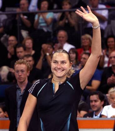 Siegerin Nadia Petrova (Rußland) bedankt sich nach dem Gewinn des Porsche Grand Prix 2006 bei den Anhängern Tennis Damen Porsche Grand Prix 2006, WTA Tour, Endspiel, Finale, Vdig Einzelbild Stuttgart Freude, Tennis Damen Porsche Grand Prix 2006, WTA Tour, Endspiel, Finale, Vdig Einzelbild Stuttgart Freude,