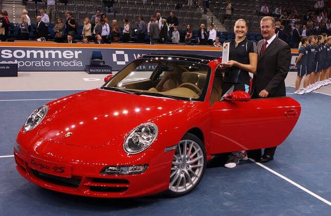 Wendelin Wiedeking (Deutschland), Vorstandsvorsitzender der Porsche AG, überreicht Nadia Petrova (Rußland), Siegerin beim Porsche Grand Prix 2006, einen Porsche Targa 4S als Siegprämie Tennis Damen Porsche Grand Prix 2006, WTA Tour, Endspiel, Finale, Siegerehrung, Vdig Gruppe Stuttgart Freude, Tennis Damen Porsche Grand Prix 2006, WTA Tour, Endspiel, Finale, Siegerehrung, Vdig Gruppe Stuttgart Freude,
