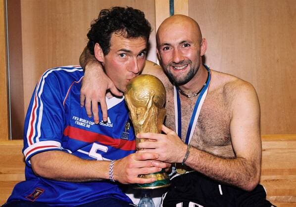 Weltmeister Frankreich - Laurent Blanc (li.) küßt den FIFA Weltpokal, daneben Torwart Fabien Barthez -  (pan1359) Fußball WM Herren Nationalmannschaft 1998, Nationaltrikot, Länderspiel, Finale, Endspiel, Pokal, Trophäe Gruppe Paris, St. Denis, Saint Glück, Harmonie, Freude, Fußball WM Herren Nationalmannschaft 1998, Nationaltrikot, Länderspiel, Finale, Endspiel, Pokal, Trophäe Gruppe Paris, St. Denis, Saint Glück, Harmonie, Freude,  
