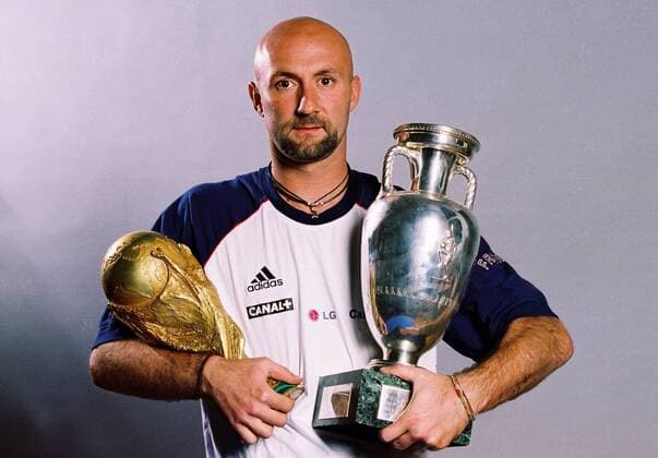 Welt- und Europameister Fabien Barthez (Frankreich) mit den zugehörigen Pokalen, der Torwart hütete bei den Triumphen 1998 und 2000 das Gehäuse der Equipe Tricolore -  (pan1359) Fußball Herren Nationalmannschaft 2005, Shooting, Fotoshooting, Fototermin Einzelbild Paris Fußball Herren Nationalmannschaft 2005, Shooting, Fotoshooting, Fototermin Einzelbild Paris  