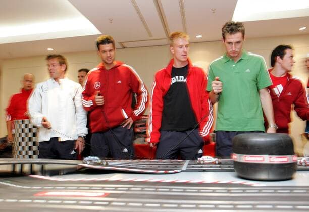 V.re.: Miroslav Klose, Mike Hanke, Michael Ballack und Bernd Schneider (alle Deutschland) vergnügen sich an einer Carrera Bahn Fußball Herren Nationalteam 2006, Freizeit, Vdig Gruppe Berlin Fußball Herren Nationalteam 2006, Freizeit, Vdig Gruppe Berlin