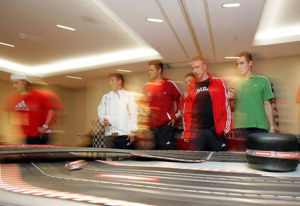 V.re.: Miroslav Klose, Mike Hanke, Michael Ballack, Bernd Schneider und Torsten Frings (alle Deutschland) vergnügen sich an einer Carrera Bahn Fußball Herren Nationalteam 2006, Freizeit, Vdig Gruppe Berlin Fußball Herren Nationalteam 2006, Freizeit, Vdig Gruppe Berlin