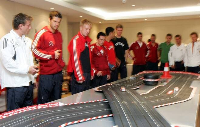 V.li.: Bernd Schneider, Michael Ballack, Mike Hanke, Piotr Trochowski, Fathi und Madlung (alle Deutschland) vergnügen sich an einer Carrera Bahn Fußball Herren Nationalteam 2006, Freizeit, Vdig Totale Berlin Fußball Herren Nationalteam 2006, Freizeit, Vdig Totale Berlin