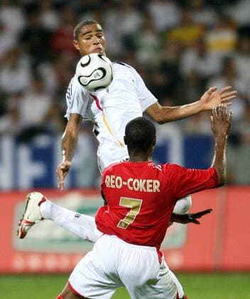 Kevin Prince Boateng (Deutschland U21, hi.) gegen Nigel Reo Coker (England U21) Fußball Länderspiel Herren U 21 EM Qualifikation 2006, Playoffs, Playoff, Play Offs, Off, Nationalmannschaft, Nationalteam Leverkusen Fußball Länderspiel Herren U 21 EM Qualifikation 2006, Playoffs, Playoff, Play Offs, Off, Nationalmannschaft, Nationalteam Leverkusen