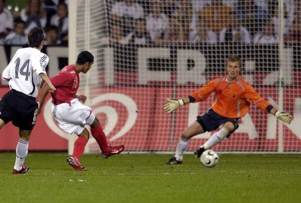 Theo Walcott (England U21, 2.v.li.) erzielt das 0:1 gegen Torwart Michael Rensing (Deutschland U21) Fußball Länderspiel Herren U21 EM Qualifikation 2006, Nationalteam, Nationaltrikot, Playoffs, Play Offs, Off o0 U 21 Gruppe Leverkusen Dynamik, Fußball Länderspiel Herren U21 EM Qualifikation 2006, Nationalteam, Nationaltrikot, Playoffs, Play Offs, Off o0 U 21 Gruppe Leverkusen Dynamik,