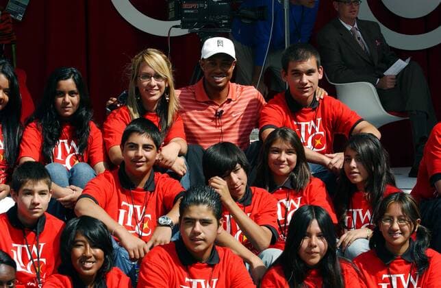 Eldrick Tiger Woods (USA) mit Kindern während einer Promotionaktion für das EA Sports PGA Tour 07 Vodeo Game in Hollywood Golf Herren Golfen 2006, Promotion, Promo, PR, Werbung, Promoaktion, Werbeaktion Totale Los Angeles, LA, L. A. Golf Herren Golfen 2006, Promotion, Promo, PR, Werbung, Promoaktion, Werbeaktion Totale Los Angeles, LA, L. A.