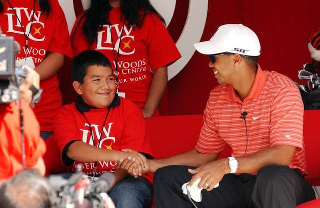 Eldrick Tiger Woods (USA) bedankt sich während einer Promotionaktion für das EA Sports Tiger Woods PGA Tour 07 Video Game bei seinem fairen Spielpartner Golf Herren Golfen 2006, Promotion, Promo, PR, Werbung, Promoaktion, Werbeaktion Gruppe Los Angeles, LA, L. A. Golf Herren Golfen 2006, Promotion, Promo, PR, Werbung, Promoaktion, Werbeaktion Gruppe Los Angeles, LA, L. A.