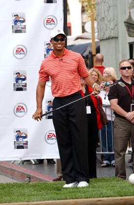 Eldrick Tiger Woods (USA) anläßlich einer Promotionaktion für das EA Sports Tiger Woods PGA Tour 07 Video Game in Hollywood Golf Herren Golfen 2006, Promotion, Promo, PR, Werbung, Promoaktion, Werbeaktion Einzelbild Los Angeles, LA, L. A. Golf Herren Golfen 2006, Promotion, Promo, PR, Werbung, Promoaktion, Werbeaktion Einzelbild Los Angeles, LA, L. A.