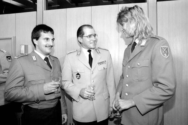 Sportsoldat Georg Hackl (li.) und Sanitätssoldatin Susi Erdmann (beide Deutschland) werden durch Klaus Naumann, Generalinspektor der Bundeswehr, empfangen Rennrodeln Bundeswehr 1992, Rodeln, Rennschlitten, Rennschlittensport, Empfang, Vsw, Vneg Gruppe Rennrodeln Bundeswehr 1992, Rodeln, Rennschlitten, Rennschlittensport, Empfang, Vsw, Vneg Gruppe
