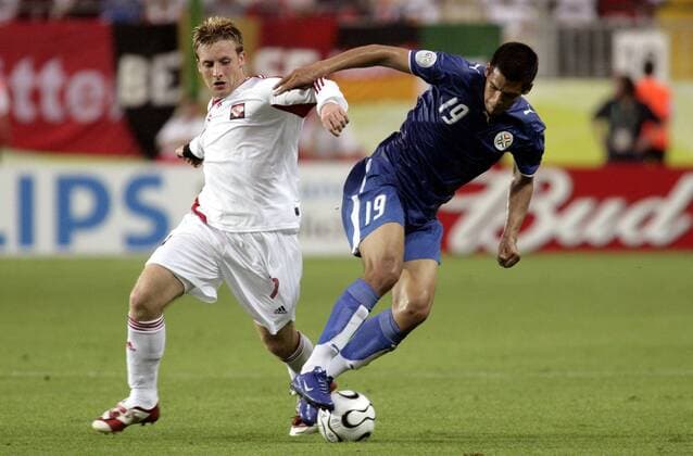 Julio dos Santos (Paraguay, re.) gegen Christopher Birchall (Trinidad und Tobago) Fußball WM Herren WM 2006, Länderspiel, Nationalteam, Nationaltrikot, Gruppe B Gruppe Kaiserslautern Dynamik, Fußball WM Herren WM 2006, Länderspiel, Nationalteam, Nationaltrikot, Gruppe B Gruppe Kaiserslautern Dynamik,