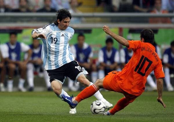 Lionel Messi (Argentinien, li.) spielt Rafael van der Vaart (Niederlande) schwindelig Fußball WM Herren WM 2006, Länderspiel, Nationalteam, Nationaltrikot, Gruppe C Gruppe Frankfurt M. Dynamik, Fußball WM Herren WM 2006, Länderspiel, Nationalteam, Nationaltrikot, Gruppe C Gruppe Frankfurt M. Dynamik,