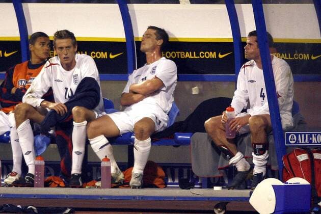 Englische Spieler enttäuscht, v.re.: Jamie Carragher, Scott Parker und Peter Crouch - EDITORIAL USE ONLY. No use with unauthorised audio, video, data, fixture lists, club league logos or live services. Online in-match use limited to 120 images, no video emulation. No use in betting, games or single club league player publications. Fußball Länderspiel Herren EM Qualifikation 2006, Nationalteam, Nationaltrikot, England Gruppe Zagreb Fußball Länderspiel Herren EM Qualifikation 2006, Nationalteam, Nationaltrikot, England Gruppe Zagreb