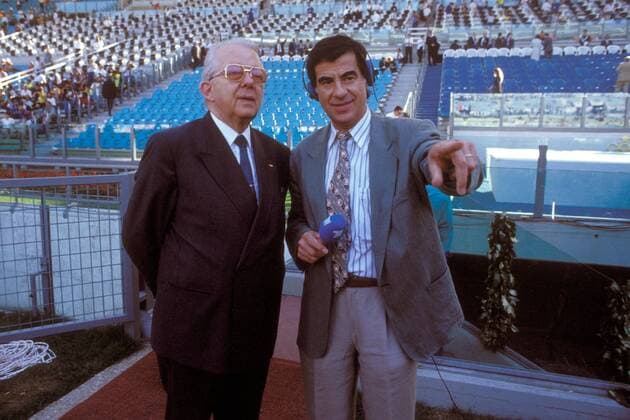 ARD Reporter Werner Zimmer (re.) weist DFB Präsident Hermann Neuberger (beide Deutschland) auf etwas hin Fußball WM Herren Länderspiel 1990, Nationalmannschaft, Finale, Endspiel Gruppe Stadio Olimpico, Olympiastadion Rom Fußball WM Herren Länderspiel 1990, Nationalmannschaft, Finale, Endspiel Gruppe Stadio Olimpico, Olympiastadion Rom