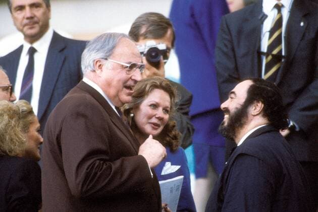 Bundeskanzler Helmut Kohl (CDU BR Deutschland, li.) auf der Ehrentribüne im Gespräch mit Startenor Luciano Pavarotti (Italien, re.) Fußball WM Herren Länderspiel 1990, Nationalmannschaft, Finale, Endspiel Gruppe Stadio Olimpico, Olympiastadion Rom Harmonie, Fußball WM Herren Länderspiel 1990, Nationalmannschaft, Finale, Endspiel Gruppe Stadio Olimpico, Olympiastadion Rom Harmonie,