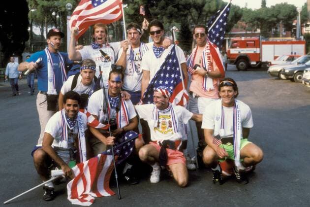 Zehn Fans des USA posieren zum Gruppenfoto Fußball WM Herren Länderspiel 1990, Nationalmannschaft, Gruppe A, amerikanisch, amerikanische, US Gruppe Florenz Fußball WM Herren Länderspiel 1990, Nationalmannschaft, Gruppe A, amerikanisch, amerikanische, US Gruppe Florenz
