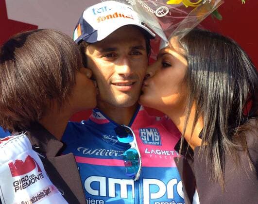 Daniele Bennati (Italien Lampre) gewinnt den Giro del Piemonte 2006 und läßt sich von den Hostessen bei der Siegerehrung küssen -  Radsport Herren Giro del Piemonte 2006, Straßenradsport, Straße, Rad Gruppe Asti - Alba Freude, Radsport Herren Giro del Piemonte 2006, Straßenradsport, Straße, Rad Gruppe Asti - Alba Freude,