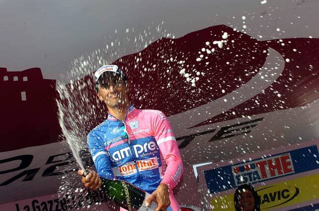 Daniele Bennati (Italien Lampre) gewinnt den Giro del Piemonte 2006 und feiert bei der Siegerehrung mit einer Champagnerdusche -  Radsport Herren Giro del Piemonte 2006, Straßenradsport, Straße, Rad Einzelbild Asti - Alba Freude, Radsport Herren Giro del Piemonte 2006, Straßenradsport, Straße, Rad Einzelbild Asti - Alba Freude,