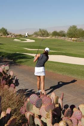 Michelle Wie (USA) schlägt nach einem missglücktem Versuch vom Gehweg neben dem Platz -  (pal2006101206) Golf WM Damen Samsung World Championship 2006, LPGA Tour, Totale Canyons Course Bighorn Golf Club Palm Desert Golf WM Damen Samsung World Championship 2006, LPGA Tour, Totale Canyons Course Bighorn Golf Club Palm Desert